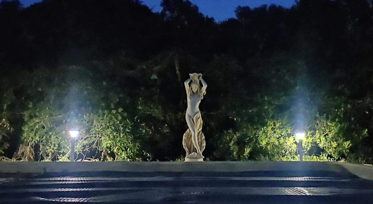 Offrez-Vous Un Sejour Dans Notre Gite A Entressen Une Grande Piscine Pour Se Rafraichir ,Un Espace De Jeux Pour Enfants Pour Des Heures De Divertissement Un Terrain De Petanque Pour Des Parties Endiablees Εξωτερικό φωτογραφία