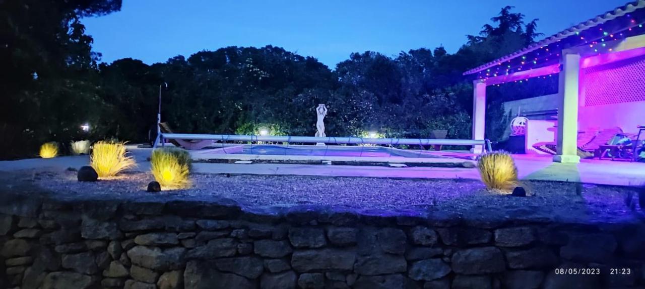 Offrez-Vous Un Sejour Dans Notre Gite A Entressen Une Grande Piscine Pour Se Rafraichir ,Un Espace De Jeux Pour Enfants Pour Des Heures De Divertissement Un Terrain De Petanque Pour Des Parties Endiablees Εξωτερικό φωτογραφία
